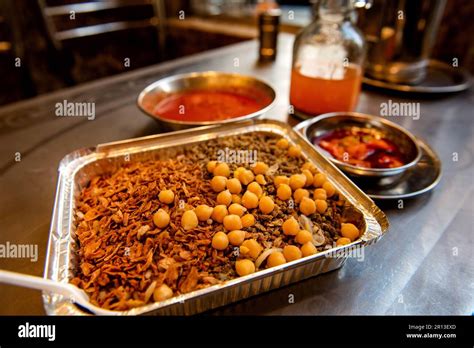  Koshary au Caire: Un Plat Égyptien à la Croisée des Saveurs Acidulées et Sucrées!