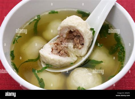  Le Fuzhou Fish Ball Soup: Un Délice Umami aux Arômes Envoûtants de Poisson Frais et d’Épices Delicates